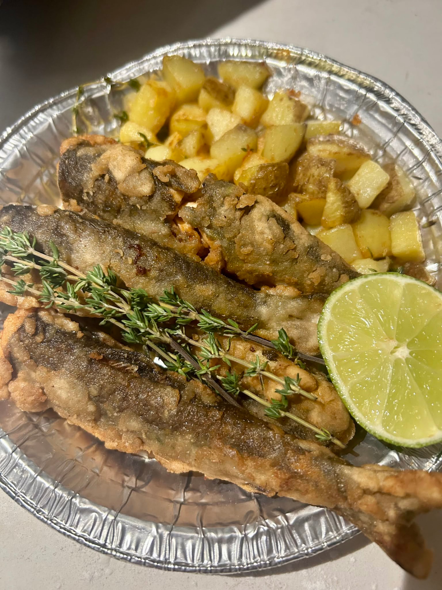 Truites mouchetées cuisinées avec pommes de terre et thym après une sortie de pêche dans Lanaudière