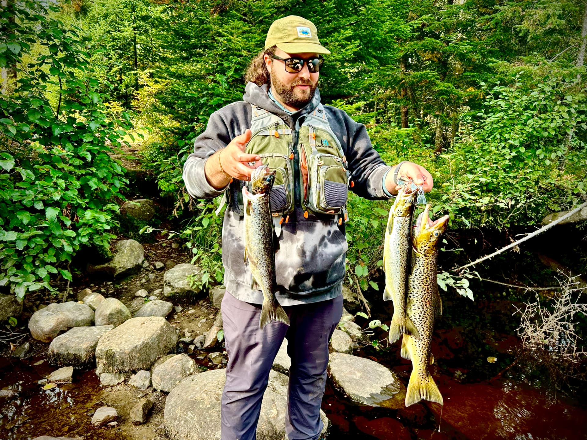 Guide de pêche avec une ouananiche et deux truites près de Mont-Tremblant au Québec