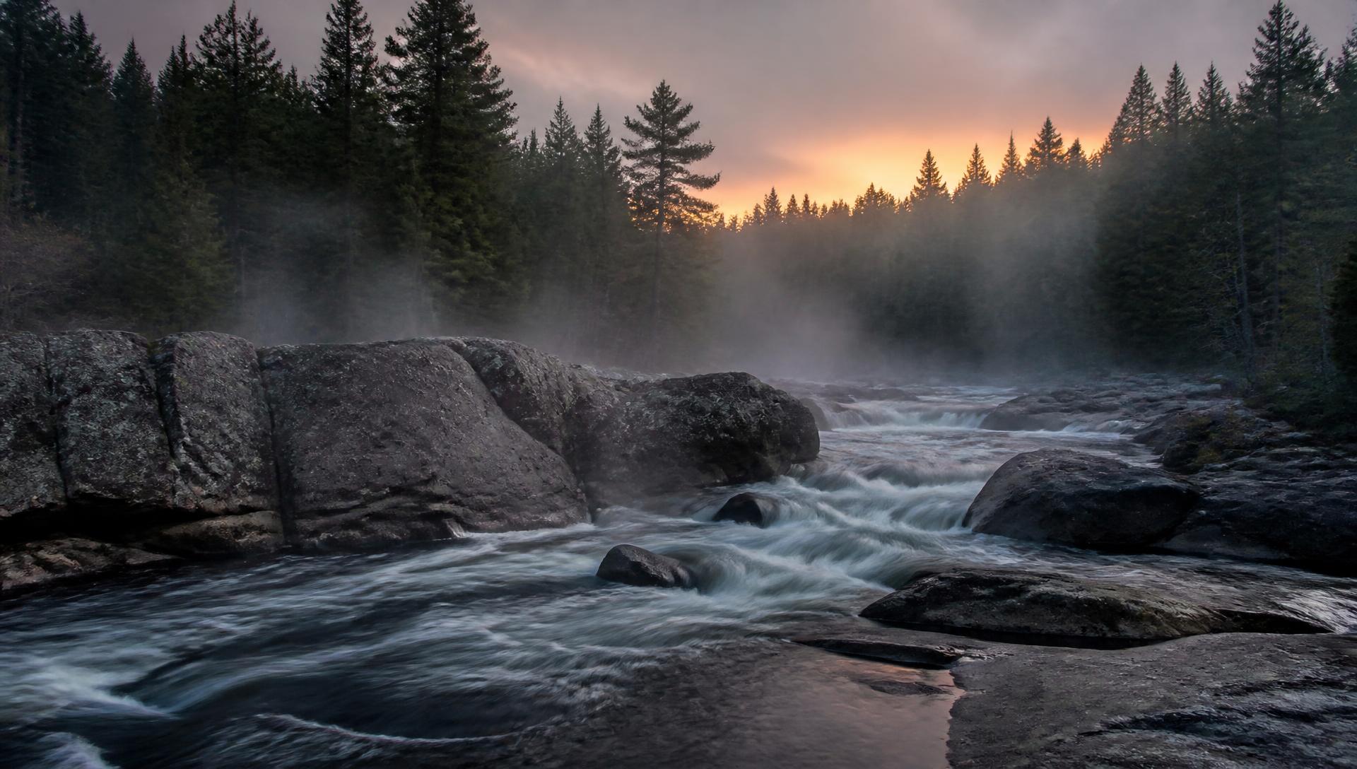 Rivière des Laurentides dans la brume au lever du soleil, rapides et blocs de granit